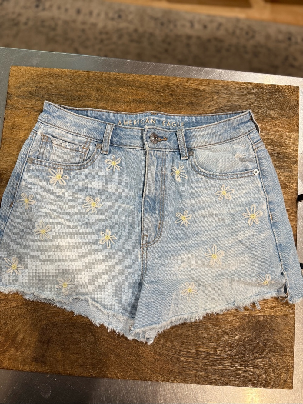 American Eagle 🦅 🌼 Light Blue Daisy Embroidered Denim Shorts